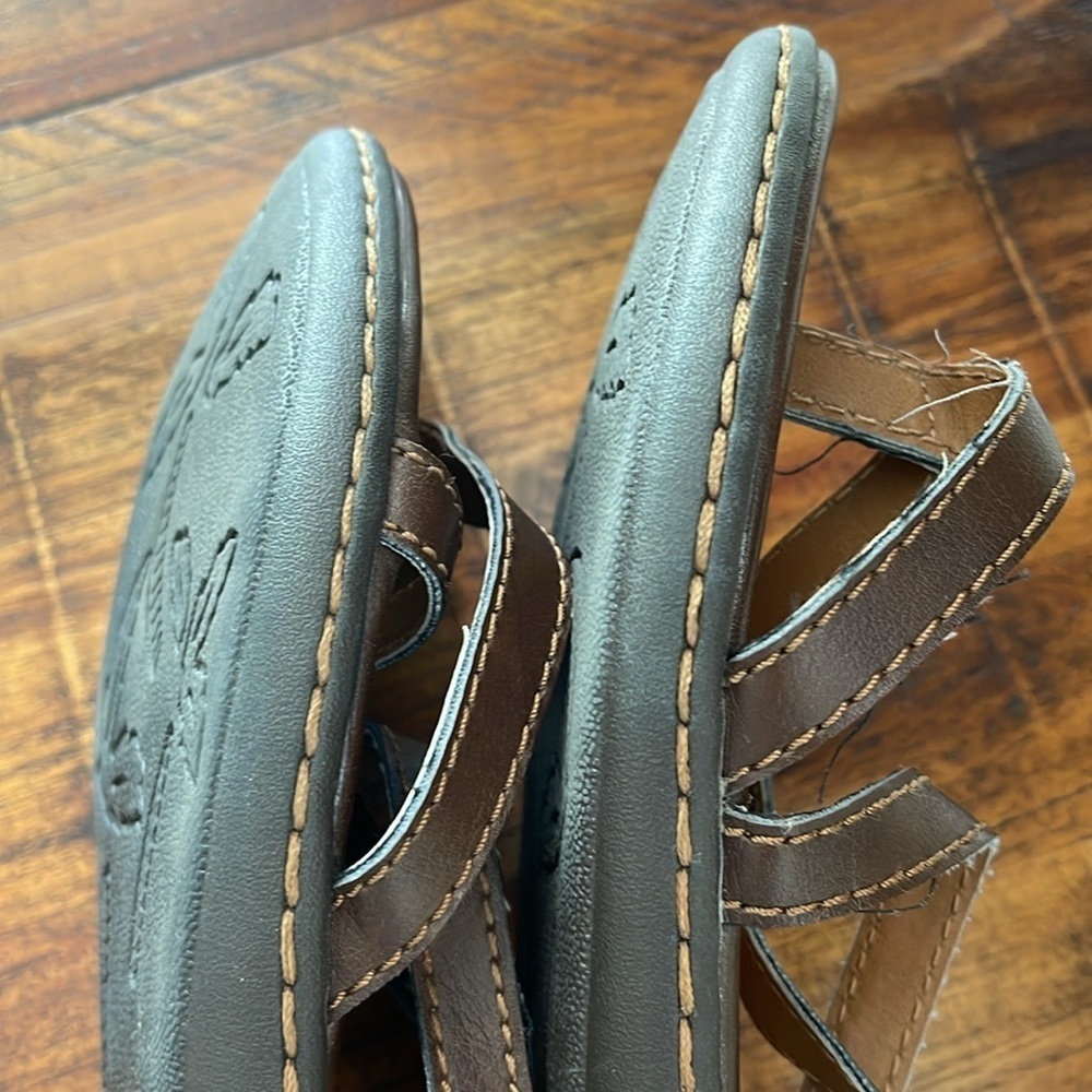 B.O.C. Born Strappy brown flat sandals size 10 huaraches thongs - Picture 10 of 13